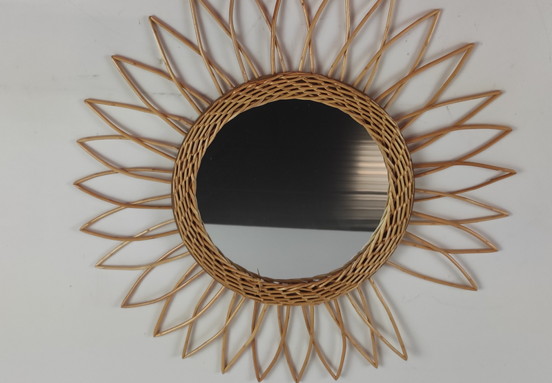 OUTLET Lustro w ramie okrągłe wiszące z naturalnego rattanu w kształcie słońca