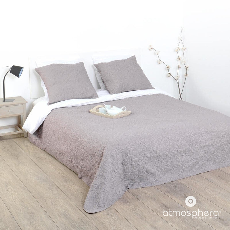 Narzuta na łóżko z tłoczeniami 240 x 260 cm + 2 poduszki