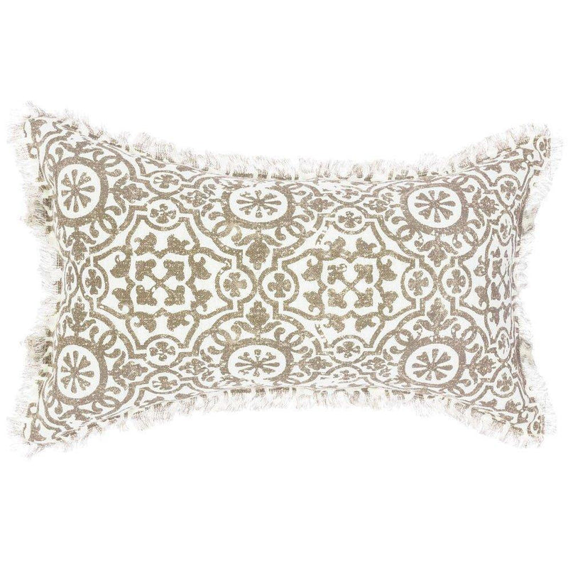 Poduszka dekoracyjna w kolorze biało-beżowym, ozdobiona orientalnymi wzorami, posiadająca możliwą do wymiany poszewkę.