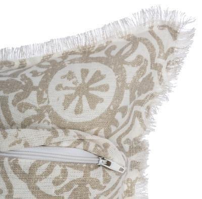 Poduszka dekoracyjna w kolorze biało-beżowym, ozdobiona orientalnymi wzorami, posiadająca możliwą do wymiany poszewkę.