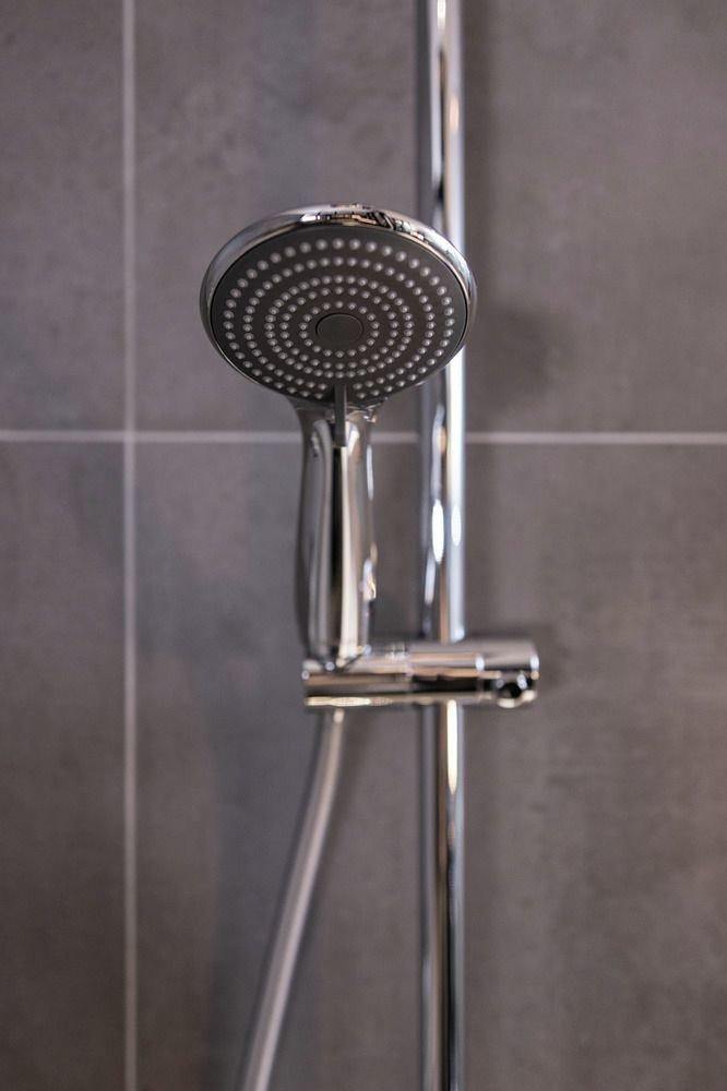 Słuchawka prysznicowa z funkcją oszczędzania wody, Ø 9,6 cm, 3 strumienie, WENKO